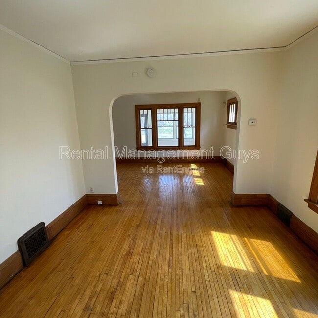 Photo - 3245 Russell Ave N