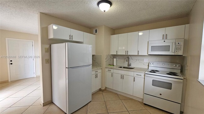 Building Photo - 1235 NW 6th St Unit 3