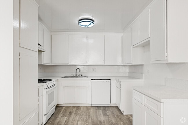 2BR, 2BA - 975SF - Kitchen