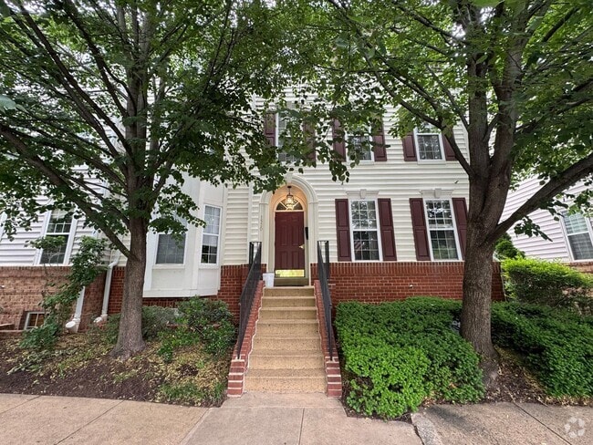 Building Photo - Beautiful 2 Bed 2 Bath End-Unit Townhome I...