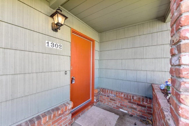 Photo - 1302 Frances Dr