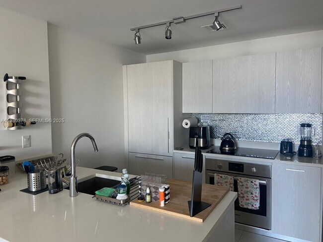 Photo - 501 NE 31st St Unidad 604