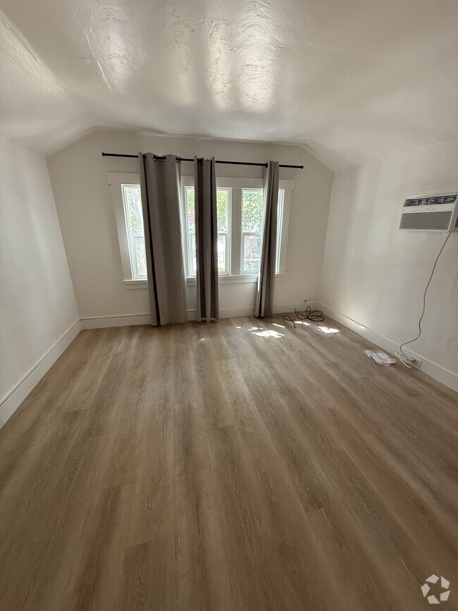 Building Photo - 2409 23rd St Unit Upstairs Rental