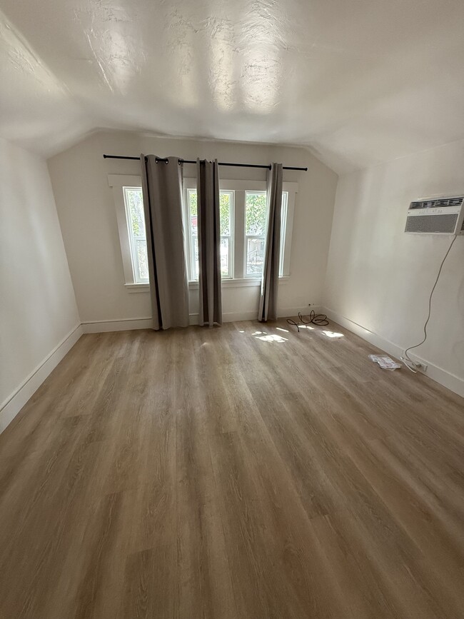 Building Photo - 2409 23rd St Unit Upstairs Rental