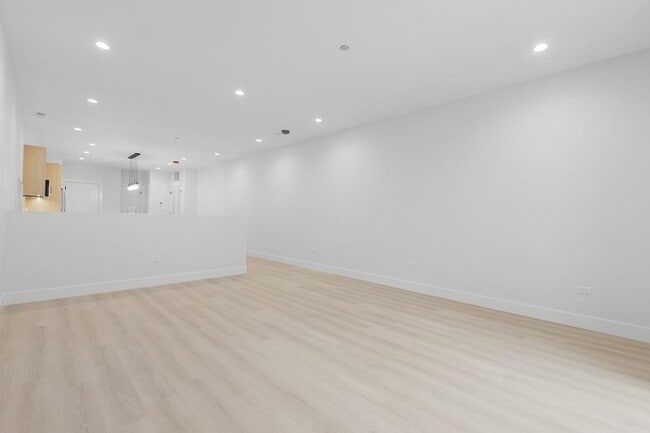 Photo - 2 bedroom in Chicago IL 60613 Unit 103