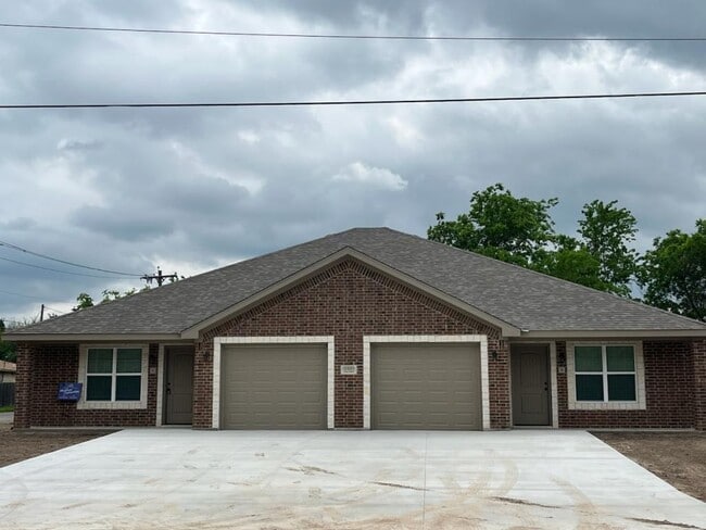 Building Photo - 2320 Osage Rd