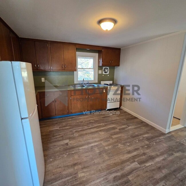 Building Photo - 560 W Main St