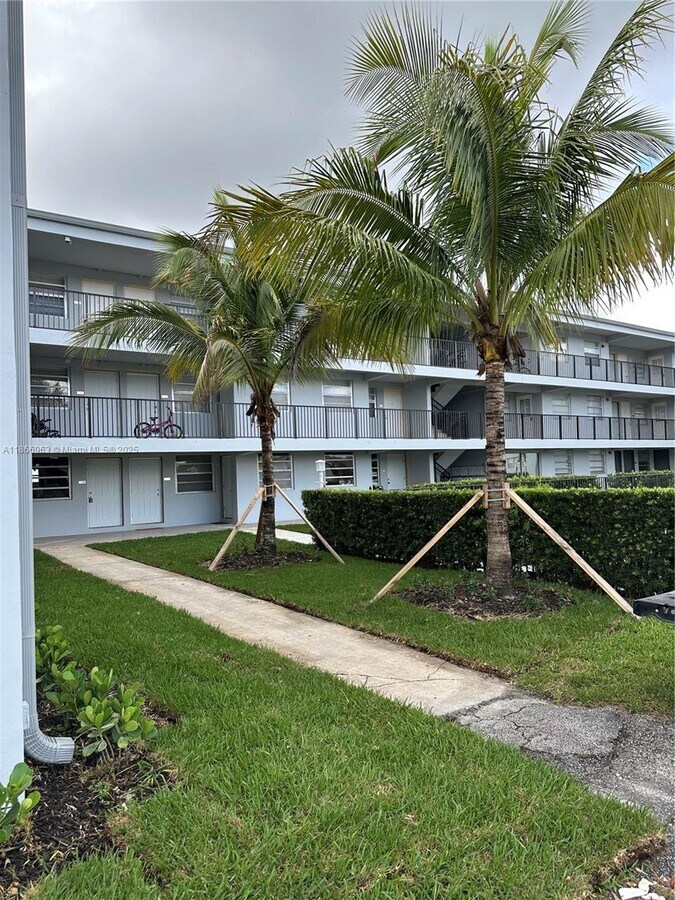 Photo - 1100 NE 1st Ct Unidad 111