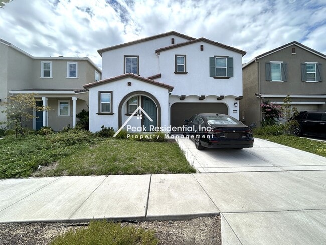 Building Photo - Beautiful 4 bedroom 3.5 bathroom home