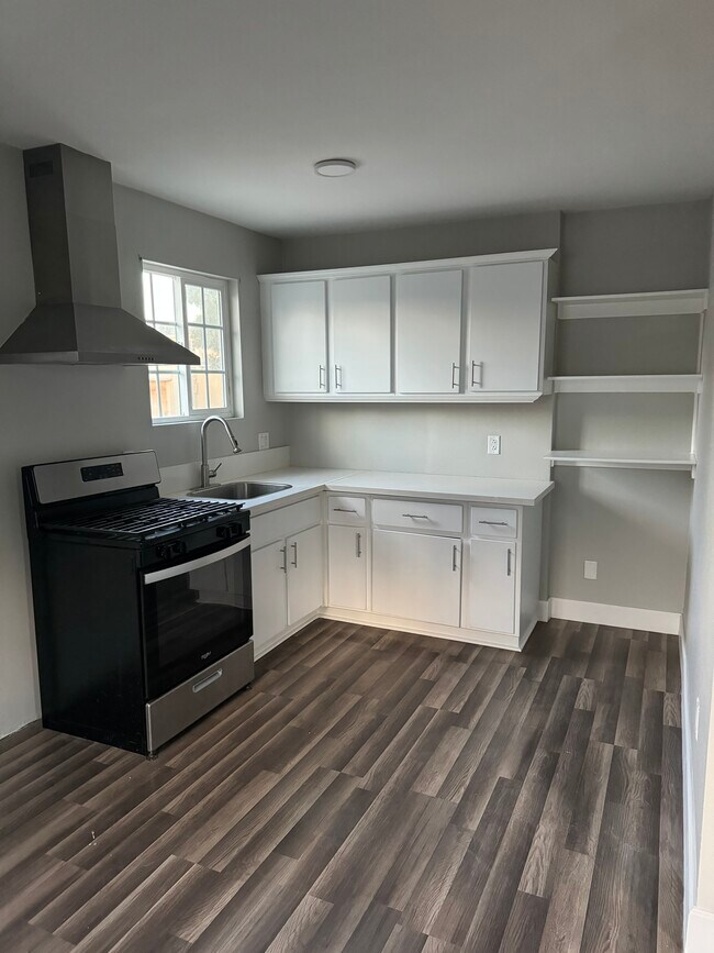 Photo - 335 W Almond St