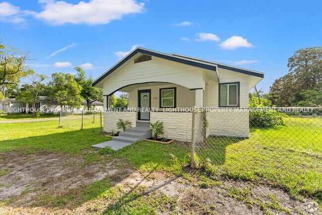 Building Photo - Charming 3x2 Bungalow Rental