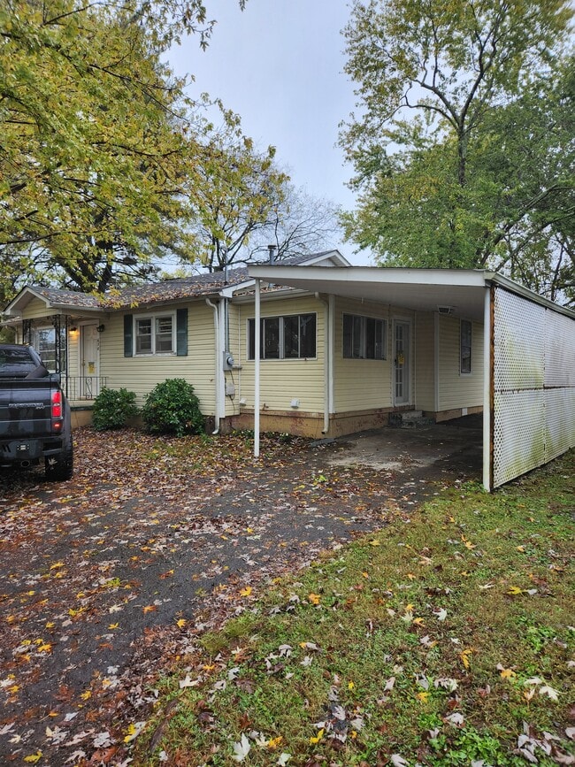 Photo - 630 14th St SE Unidad Nelson Properties & Manag