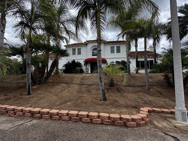 Building Photo - Custom Estate