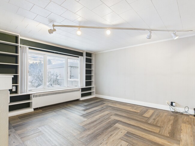 Photo - 820 Smythe St