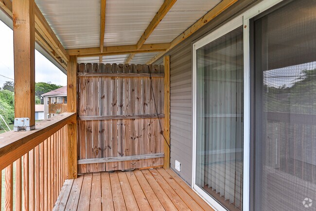 2BR, 1BA - 1,000SF - Balcony