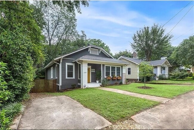 Photo - 1450 Graham St SW