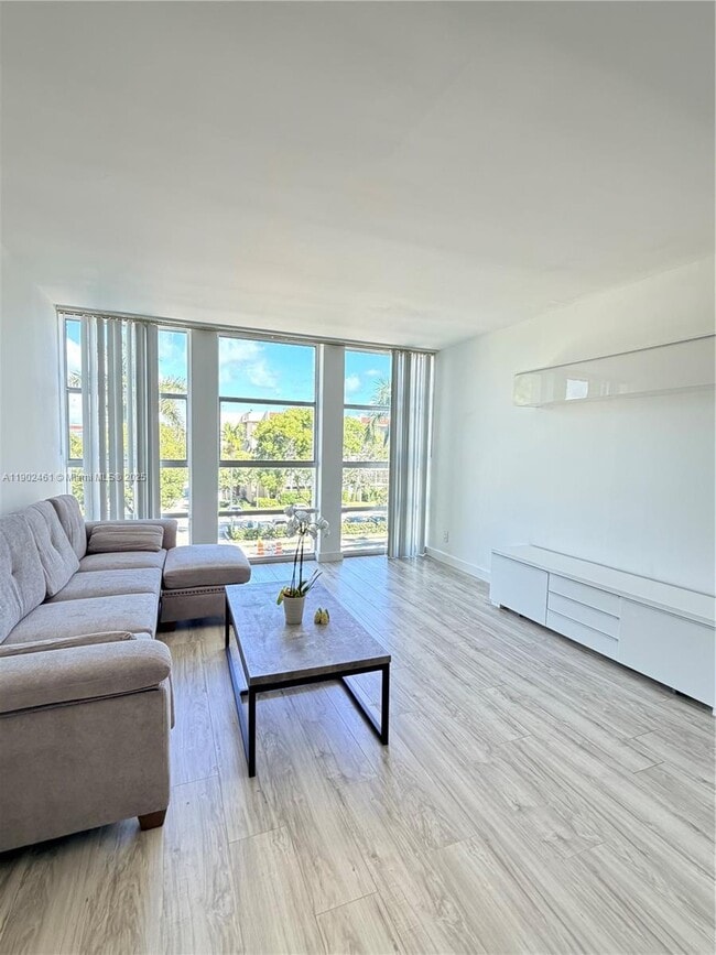 Photo - 2000 Atlantic Shores Blvd Unidad 405