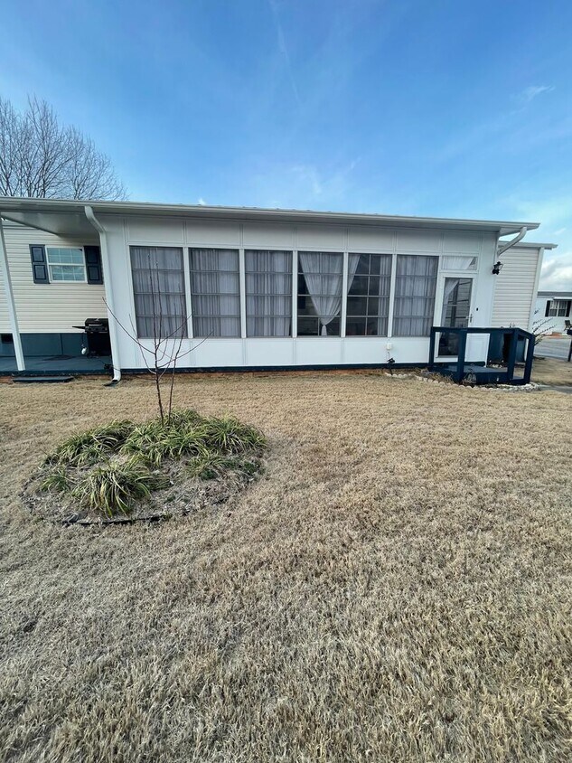 3 Bedroom 2 Bath Home with large Sunroom i... - 3 Bedroom 2 Bath Home with large Sunroom i...