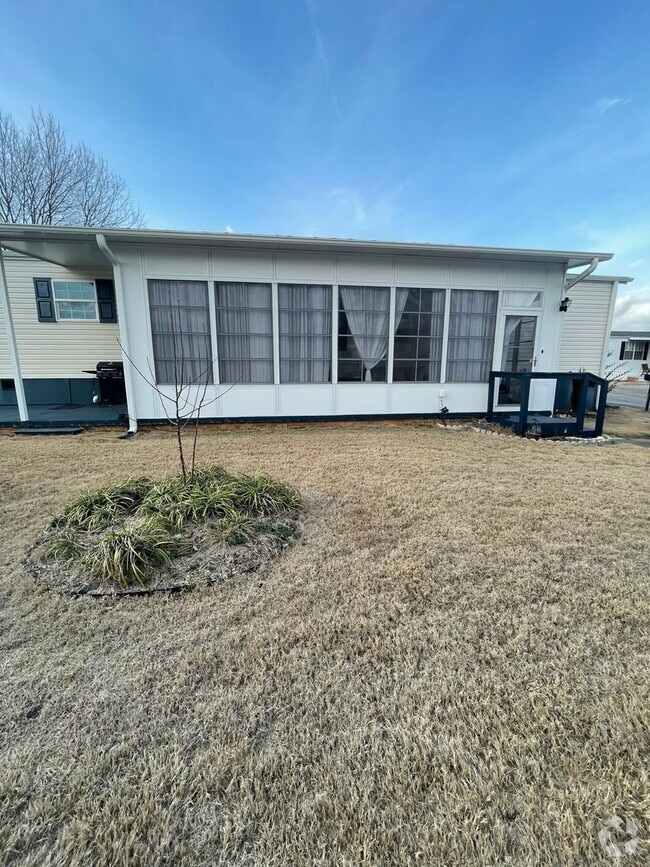 Building Photo - 3 Bedroom 2 Bath Home with large Sunroom i...