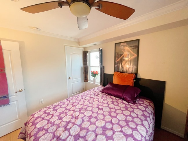 Bedroom w Queen Size bed - 94 Webster St NE Unit #5