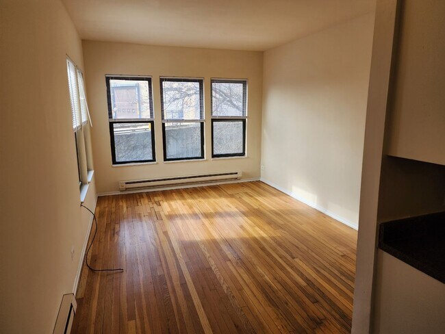 Photo - East Rogers Park One Bedroom *Income Guidelines Apply* Unit 1724-1B