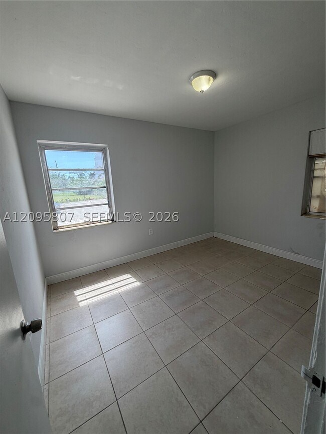 561 SW 7th St Unit 1