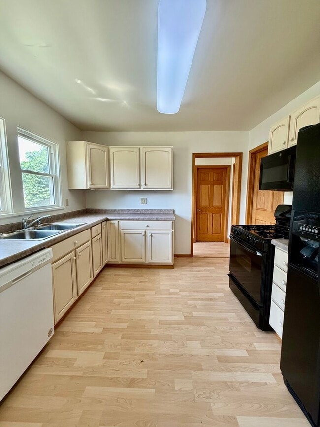 Photo - Charming 2-Bedroom Home Near the Hospital – Pet Friendly!