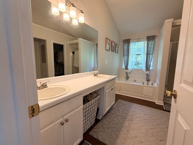 Photo - 380 Birchmere Close SW