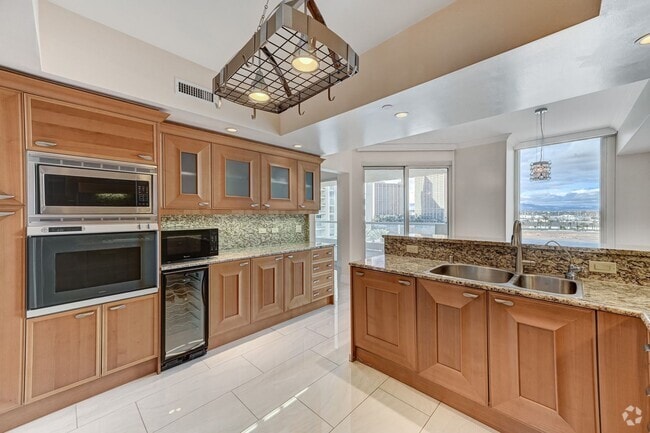 Building Photo - FABULOUS TURNBERRY TOWERS ONE STREET FROM ... Unit 603 Rental