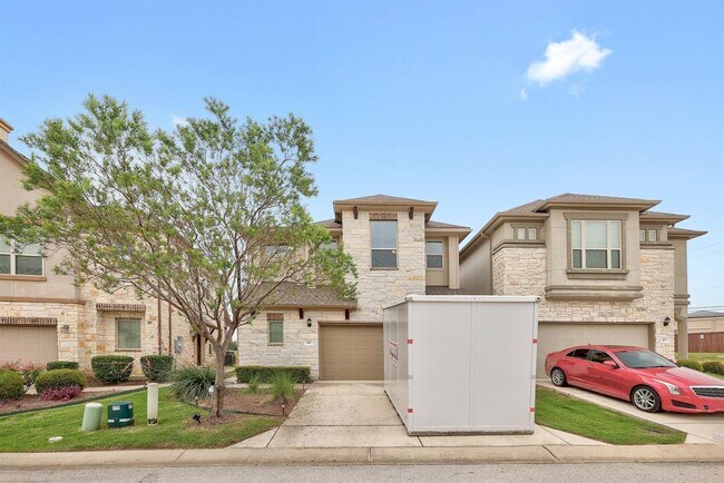 Photo - 2105 Town Centre Dr