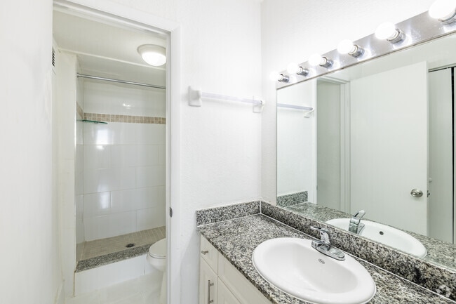 2BD, 2BA - 1,007SF - Primary Bathroom