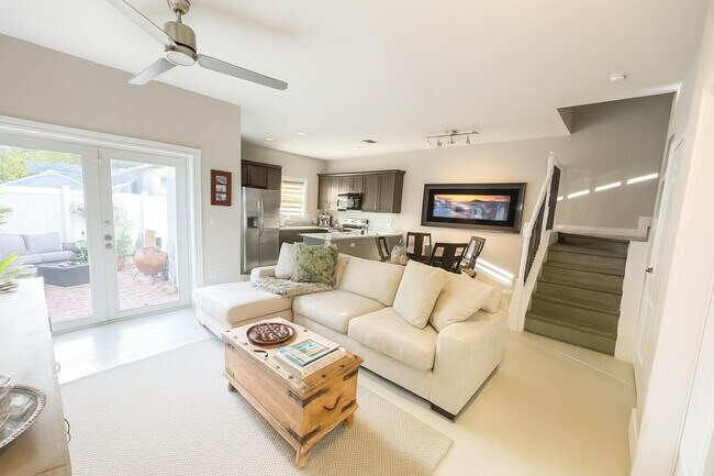 Building Photo - 303 SE 22nd St