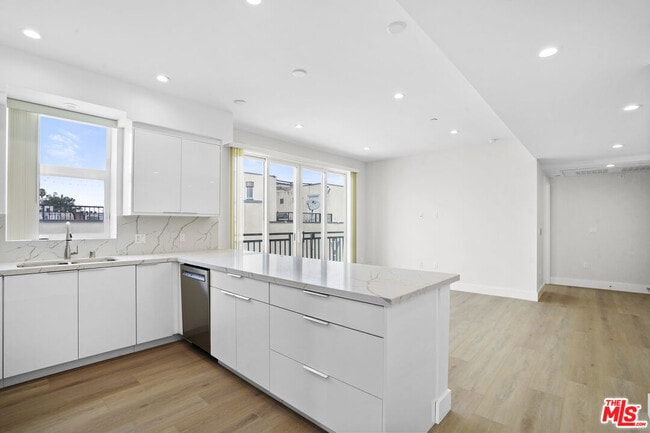 11042 La Maida St Unit 203