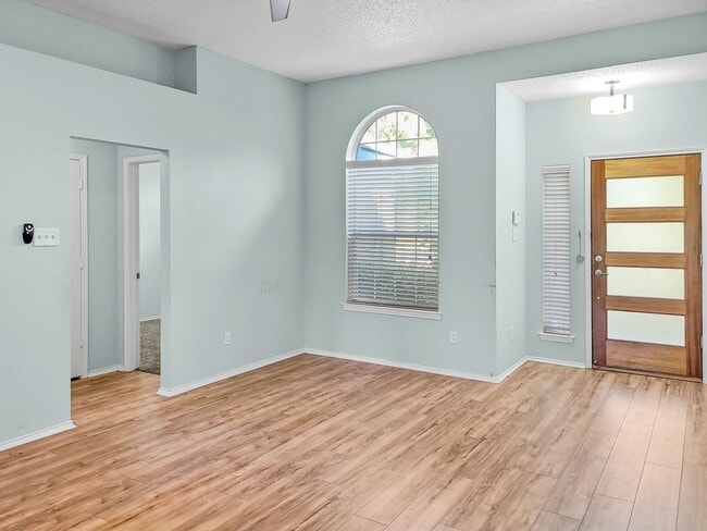 Photo - Stylish 3-2-2 with Upgrades, Spacious Back... Casa