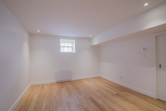 Photo - 4930 Chem. Queen Mary Unit 0001A