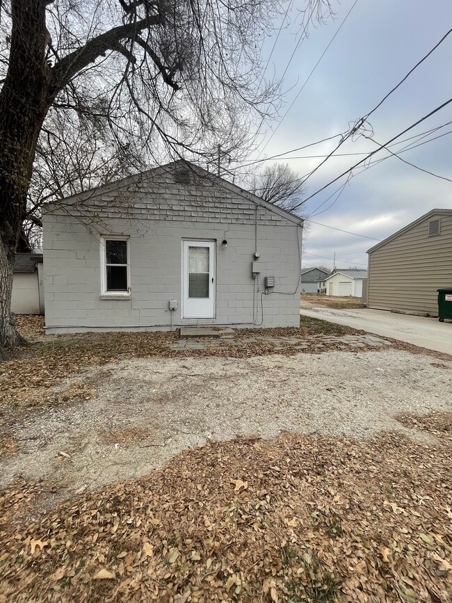 Building Photo - 107 1/2 2nd St Rental