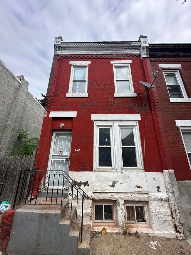 Building Photo - 4 bed, 2 full bath rowhome