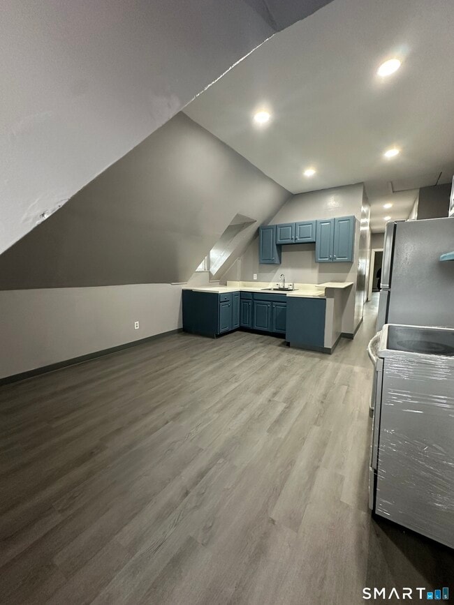 Building Photo - 402-404-404 Sigourney St Unit 3rd Floor