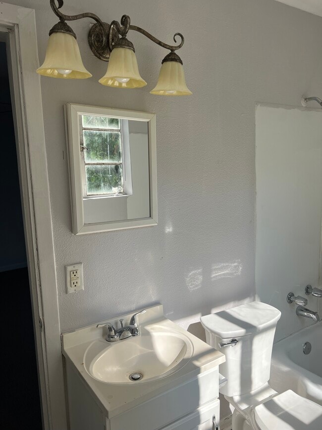 Photo - 2129 Ford St