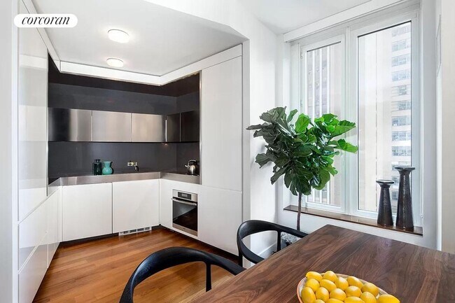 Photo - 15 William St Condo