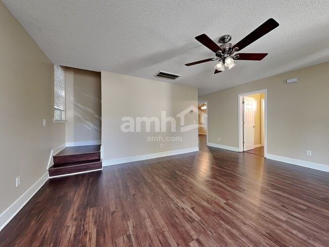 Photo - 634 Coopers Ln N