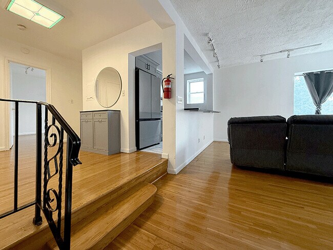 19-31 Lyons Ave