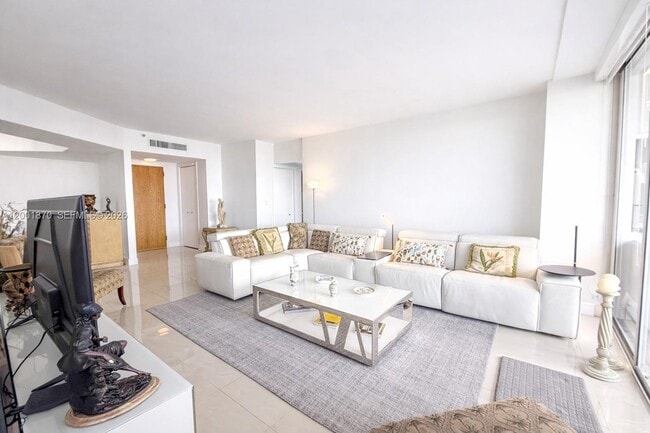 Building Photo - 19707 Turnberry Way Unit 6L