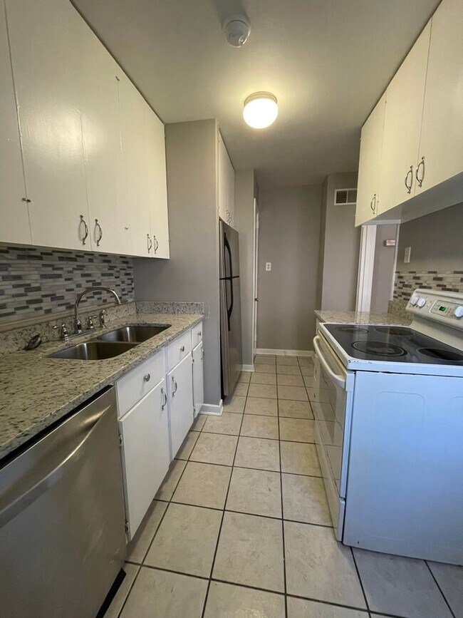 Photo - Condo for rent in Homewood **ACCEPTS SECTI...