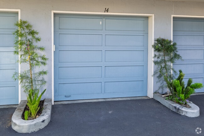 BR, 1BA - 520SF - Garage