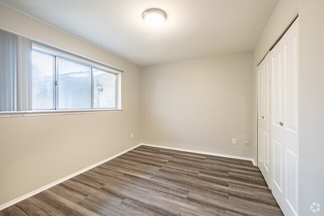 2BR, 1BA - 896SF - Primary Bedroom - Golfview Apartments