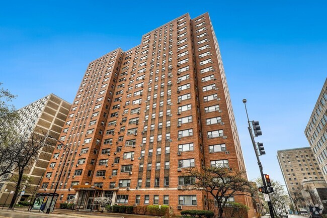 Building Photo - 2909 N Sheridan Rd Unit 203 Rental