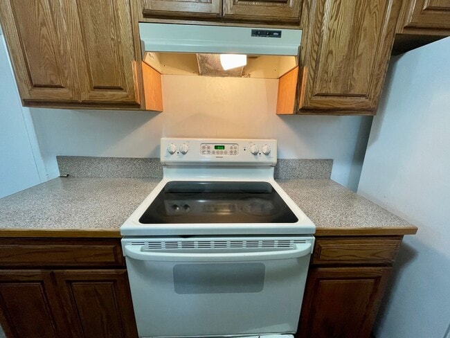 Photo - Classic 3 Bedroom 1.5 Bathroom Ranch House in Beaverton!! Great Yard! Cedar Hills~Cedar Mill Nort...