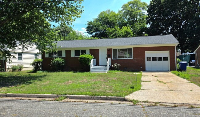 Building Photo - Move In Ready 3 Bedroom Ranch!