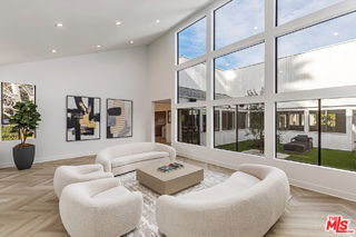 Photo - 624 N Beverly Dr